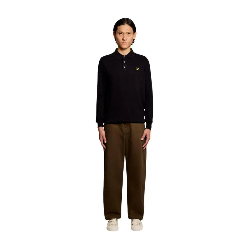 Lyle & Scott Pull en laine et coton mérinos noir pour homme, orné d'un logo oiseau jaune sur la poitrine (vue de face).