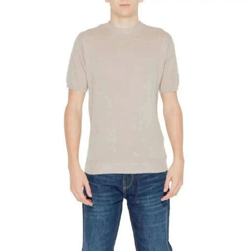 Homme en beige t-shirt depuis Hamaki-ho Collection de tricots pour hommes