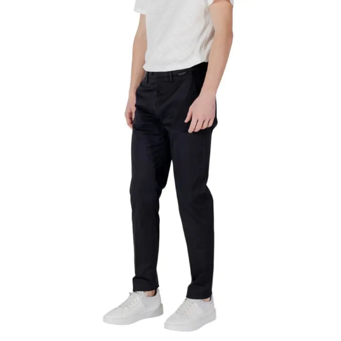 Man wearing black trousers and white sneakers for Mens Black Trousers with White Sneakers product display