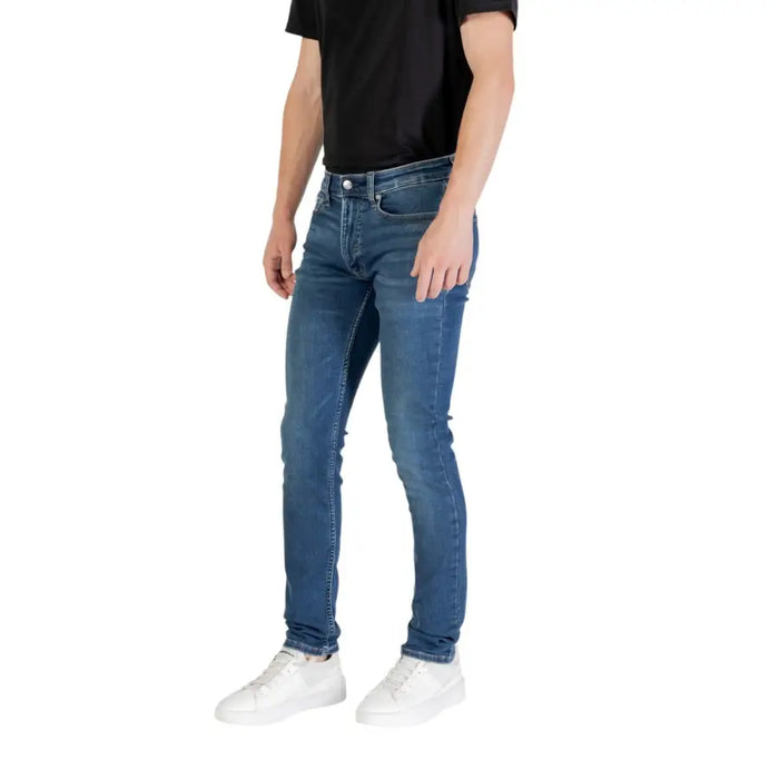 Man wearing blue denim skinny jeans and white sneakers for men
