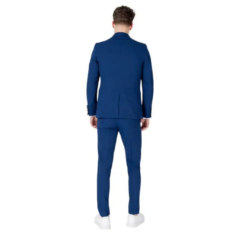Man in a stylish Mulish Blue Suit for Men, ideal for Spring Summer attire