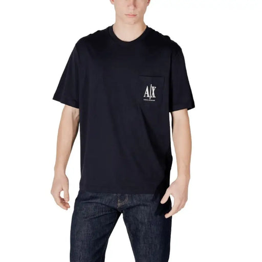 Homme en bleu foncé t-shirt et jeans mettant en valeur Armani Exchange T-shirt noir en coton pour homme