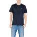 Man wearing a dark blue crew neck T-shirt and blue jeans showcasing the product outfit