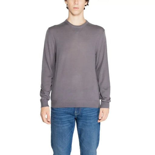 Homme portant Armani Exchange Pull en laine mélangée bleue pour homme et jean bleu