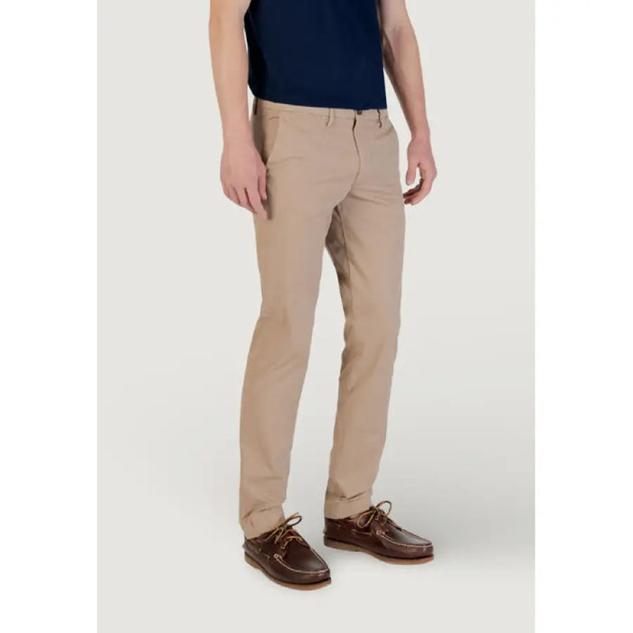 Man wearing khaki chinos and brown shoes showcasing men’s casual fashion