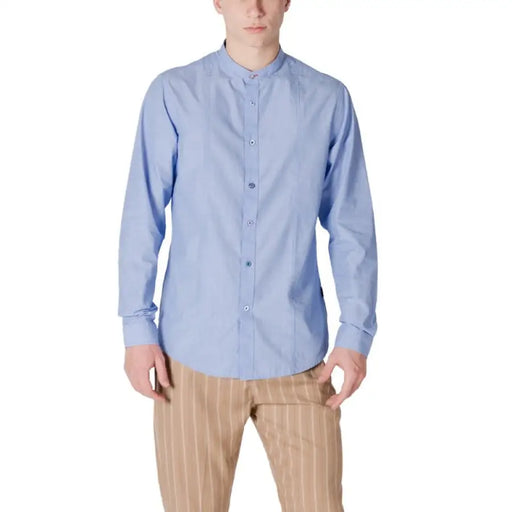 Man wearing Gianni Lupo light blue mandarin collar shirt and striped pants