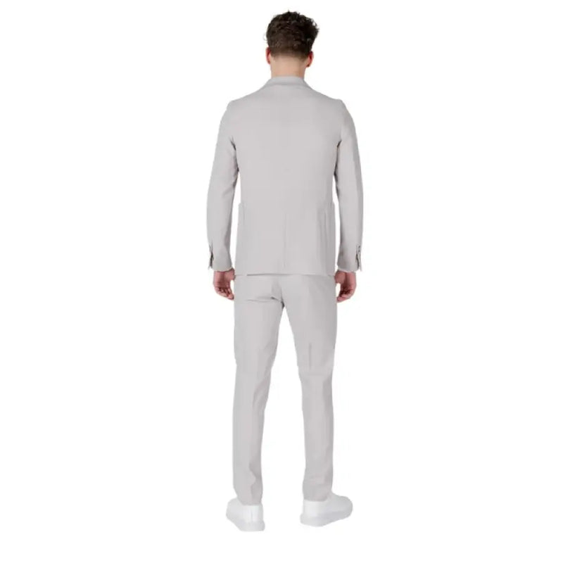 Man in a light gray suit showcasing Mulish Men’s Grey Suit with Lapel Collar and Pockets