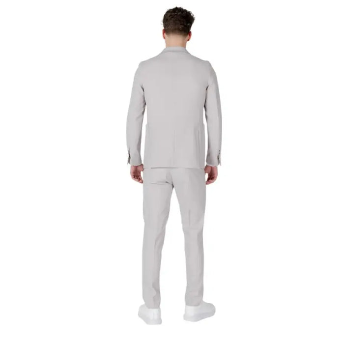 Man in a light gray suit showcasing Mulish Men’s Grey Suit with Lapel Collar and Pockets