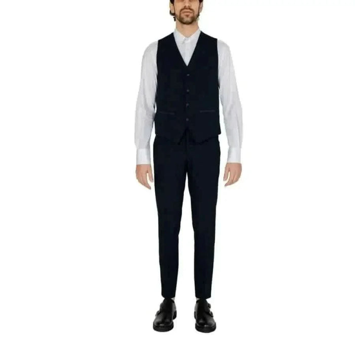 Mulish Men Suit: Urban style clothing with a man in suit and tie standing in city
