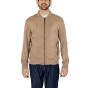 Man wearing Hamaki-ho urban style jacket in city