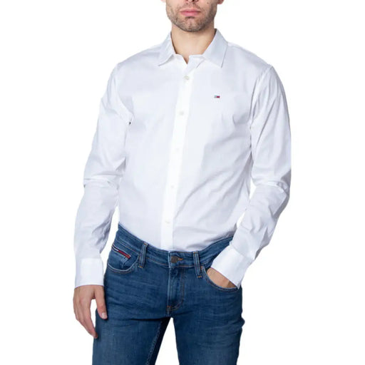 Image d'un homme portant une chemise blanche et un jean bleu, présentée dans le produit intitulé « Homme en chemise noire et jean bleu ».