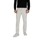 Man in Jack & Jones White Jeans and Sneakers for Spring Summer collection