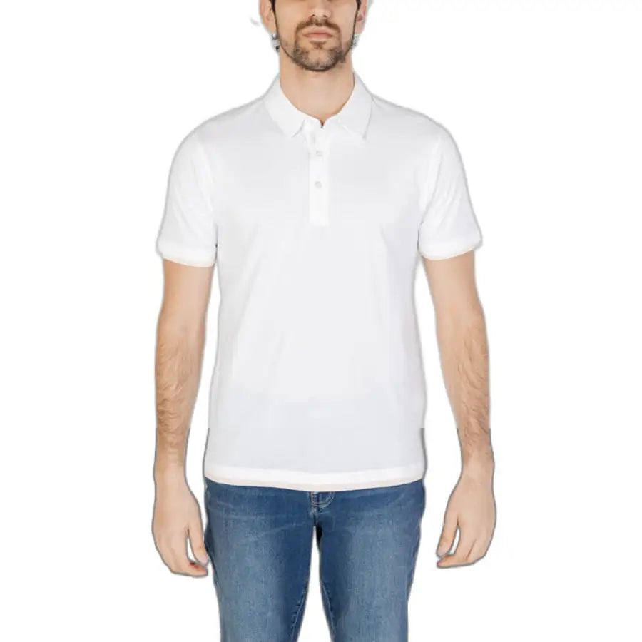 
                      
                        Man in white Hamaki-ho polo shirt showcasing urban city style fashion
                      
                    