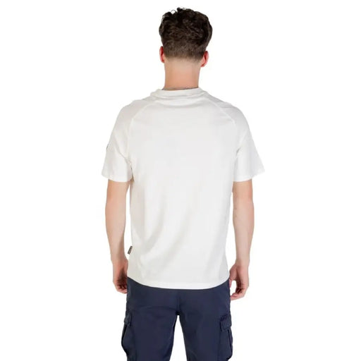 Man wearing a white crewneck T shirt with blue cargo pants for a stylish look