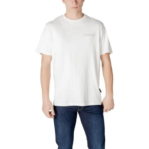 Man wearing Napapijri Men White Cotton Print T Shirt with blue jeans