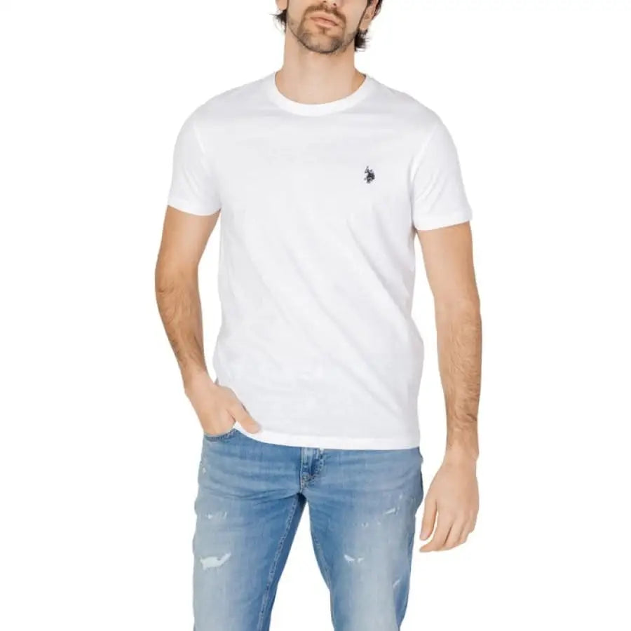 Man wearing U.S. Polo Assn. men t-shirt and jeans for apparel accessories.