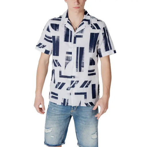 Antony Morato Geometric White Men’s Short-Sleeve Patterned Shirt Displayed for Sale
