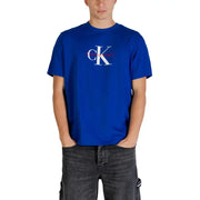 T-shirt Calvin Klein bordeaux avec un tissu bleu et un logo CK blanc et rouge sur la poitrine, idéal pour un style décontracté.