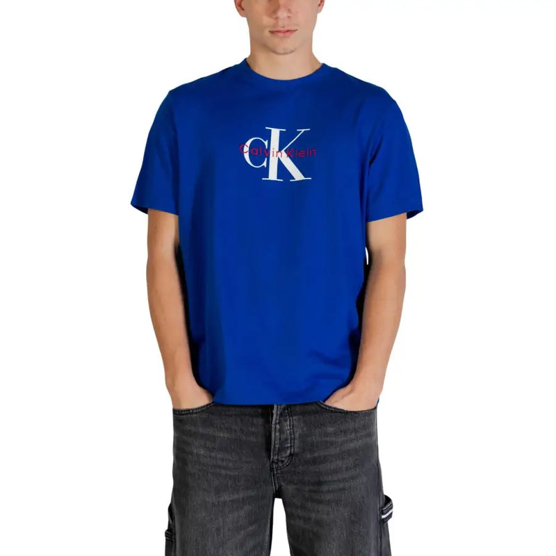 T-shirt Calvin Klein bordeaux avec un tissu bleu et un logo CK blanc et rouge sur la poitrine, idéal pour un style décontracté.