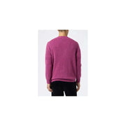Un pull en maille d'alpaga fuchsia éclatant de Mc2 Saint Barth, avec un tissu texturé et des poignets côtelés.