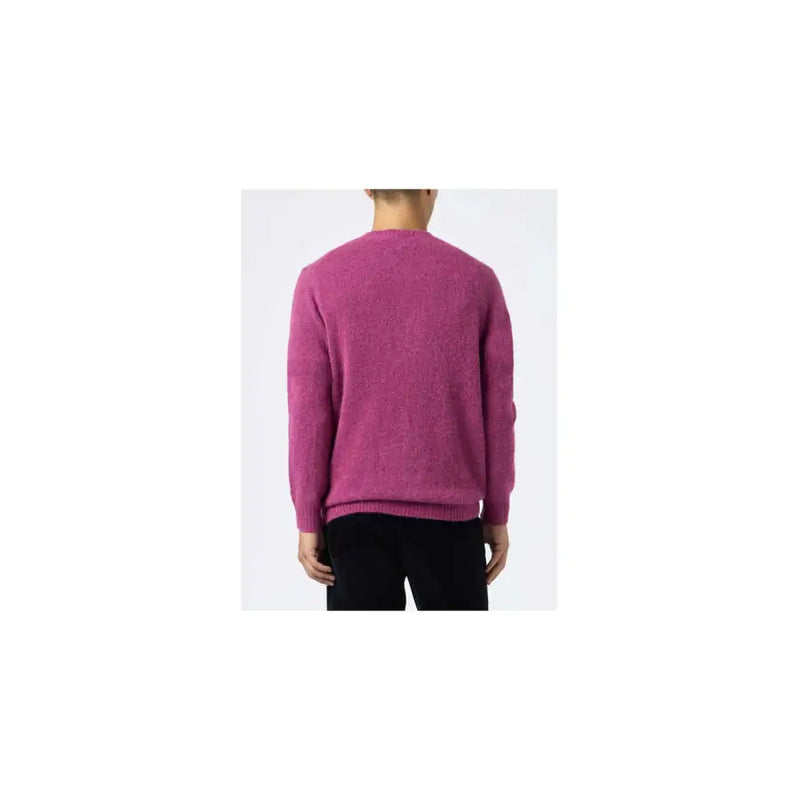 Un pull en maille d'alpaga fuchsia éclatant de Mc2 Saint Barth, avec un tissu texturé et des poignets côtelés.