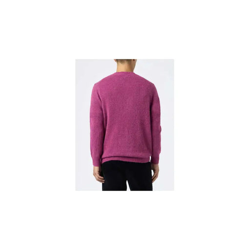 Un pull en maille d'alpaga fuchsia éclatant de Mc2 Saint Barth, avec un tissu texturé et des poignets côtelés.