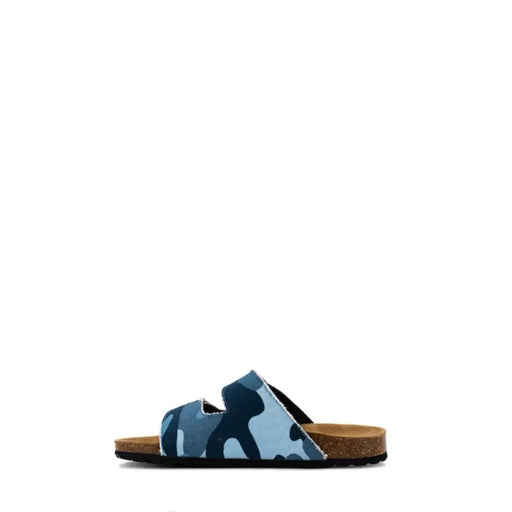 Sandales à enfiler en coton à motif camouflage bleu et semelle en liège de la marque Mc2 Saint Barth pour homme (vue de face)