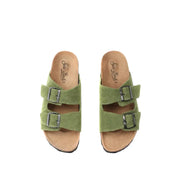 Sandales en daim vert olive de MC2 Saint Barth, avec deux brides à boucle argentée et semelle intérieure en liège, bout ouvert.