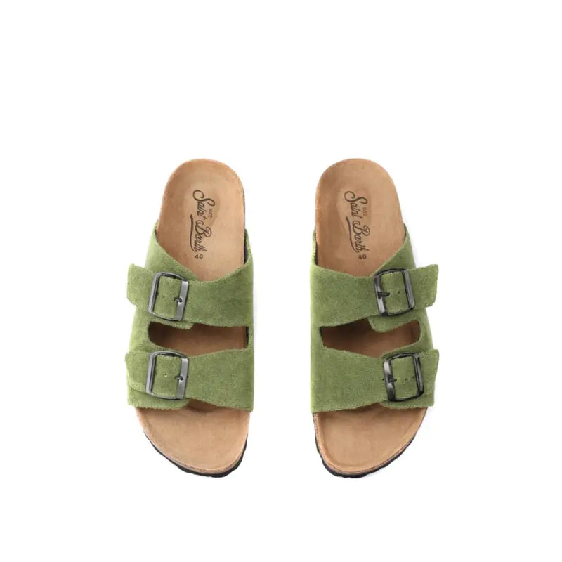 Sandales en daim vert olive de MC2 Saint Barth, avec deux brides à boucle argentée et semelle intérieure en liège, bout ouvert.