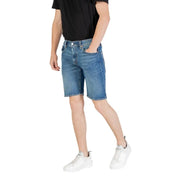 Short en jean bleu pour homme, coupe classique cinq poches et ourlet effiloché, confectionné en denim résistant.