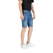 Short en denim bleu pour homme, coupe classique à cinq poches et ourlet effiloché.