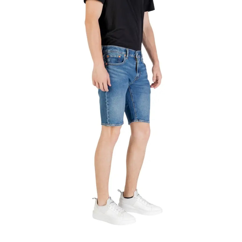 Short en denim bleu pour homme, coupe classique à cinq poches et ourlet effiloché.