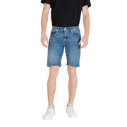 Short en denim bleu pour homme, coupe classique cinq poches, délavage légèrement délavé.