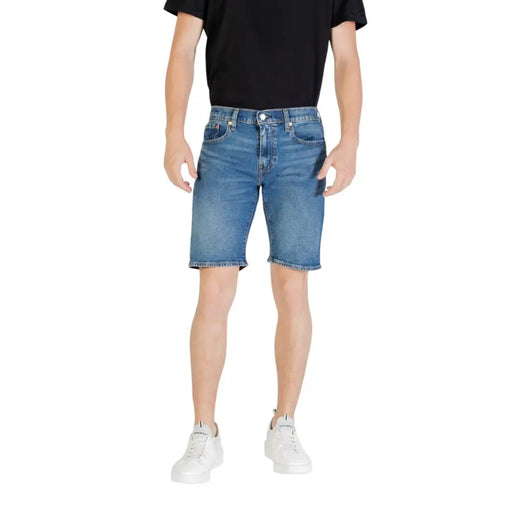 Short en denim bleu pour homme, coupe classique cinq poches, délavage légèrement délavé.