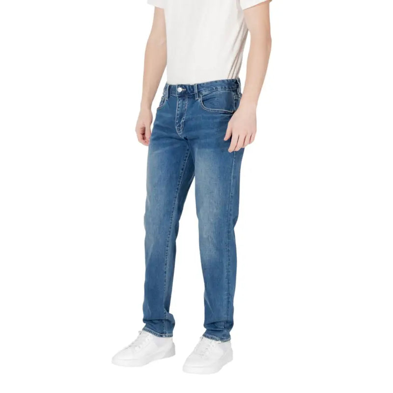 Jeans en denim bleu pour hommes Armani Exchange avec une coupe classique et un délavage subtil pour un look décontracté et élégant
