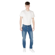 Jeans en denim bleu pour hommes Armani Exchange avec une coupe classique et un délavage subtil en denim bleu