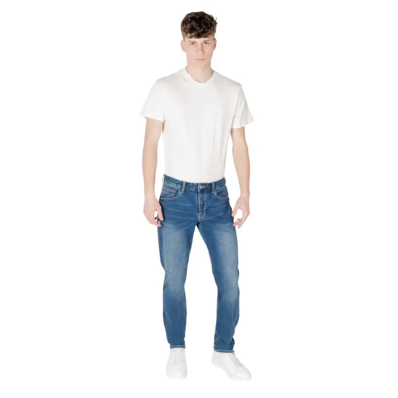 Jeans en denim bleu pour hommes Armani Exchange avec une coupe classique et un délavage subtil en denim bleu