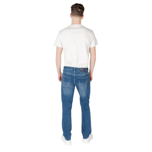 Jeans en denim bleu pour hommes par Armani Exchange avec une coupe droite classique et un subtil effet délavé