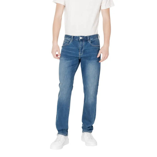 Jeans en denim bleu pour hommes Armani Exchange avec une coupe droite classique et un délavage subtil pour un effet usé