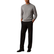 Pull gris à manches longues pour homme, en maille douce, poignets côtelés et col rond gris chiné élégant.