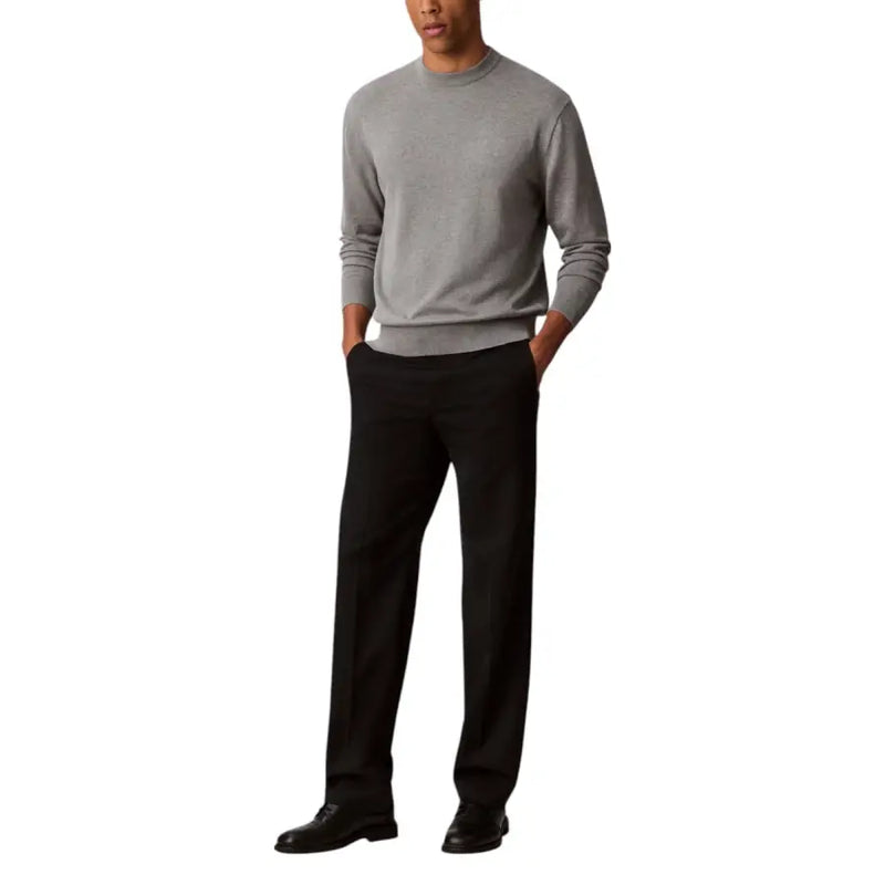 Pull gris à manches longues pour homme, en maille douce, poignets côtelés et col rond gris chiné élégant.