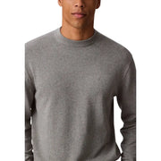 Pull gris à manches longues pour homme, en tissu chiné, col rond et logo brodé discret sur la poitrine gauche.