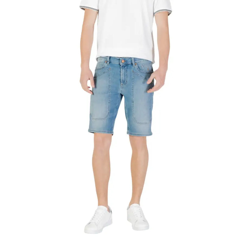 Men’s light blue denim shorts with a classic five-pocket design and subtle fading for a casual worn-in look