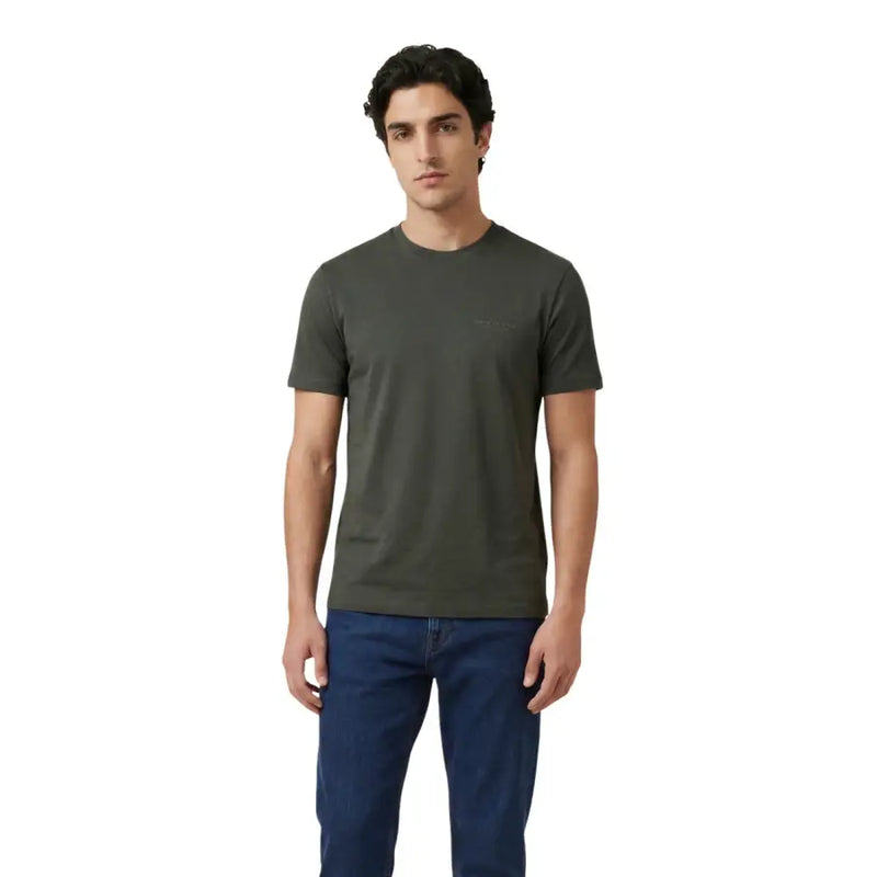 T-shirt homme bleu sarcelle à col rond, en coton vert olive, avec logo brodé discret sur la poitrine gauche.
