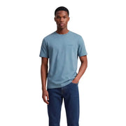 T-shirt homme bleu sarcelle à manches courtes et col rond, avec logo brodé discret sur la poitrine gauche, en tissu doux.