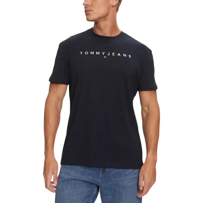 T-shirt Tommy Jeans à manches courtes pour homme, en coton noir avec logo blanc sur la poitrine, idéal pour un look décontracté.