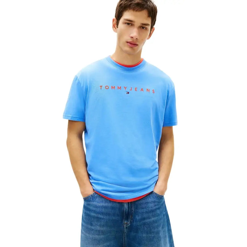 T-shirt à manches courtes Tommy Jeans blanc pour homme, en tissu bleu clair avec bordure rouge et logo Tommy Jeans