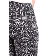 Jean Michael Kors pour femme, en denim de coton stretch à imprimé léopard noir et blanc, avec écusson métallique de la marque (face arrière).