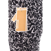 Jean en denim stretch noir en coton imprimé léopard noir et blanc Michael Kors pour femme, avec étiquette de la marque.