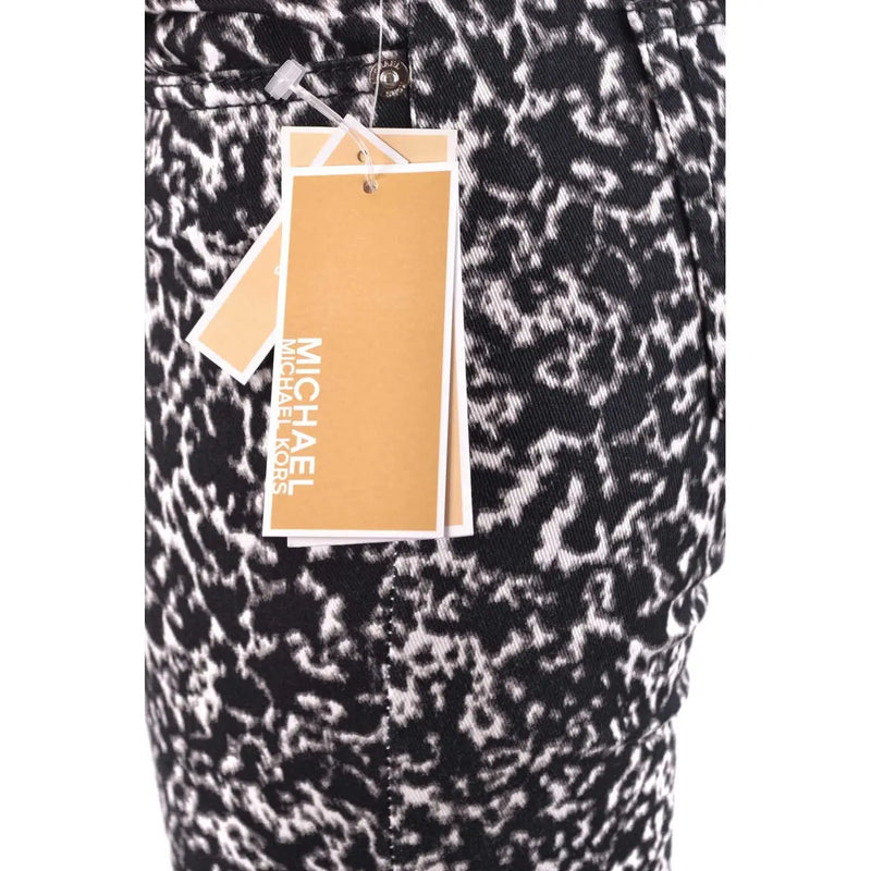 Jean en denim stretch noir en coton imprimé léopard noir et blanc Michael Kors pour femme, avec étiquette de la marque.